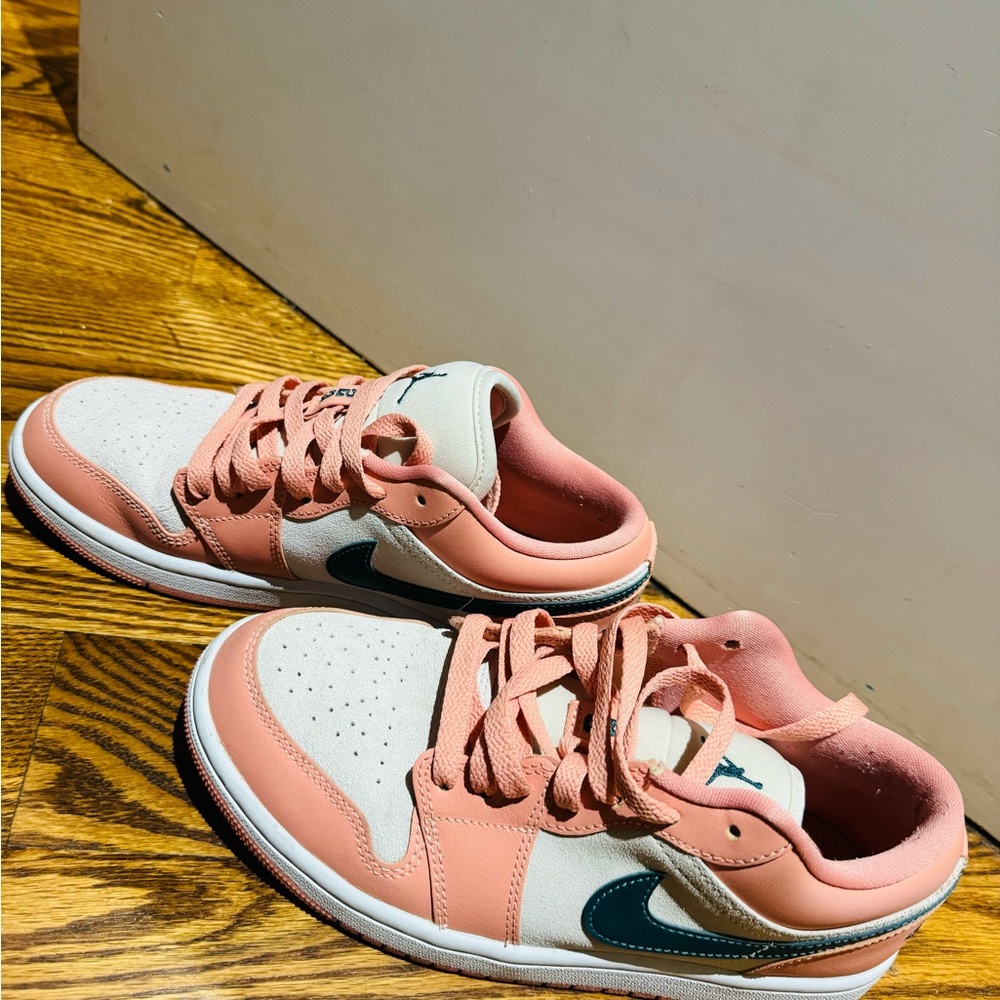 Nike Air Jordan (Women Size 7)